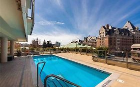 Spacious Downtown 2 Bedroom Condo With Pool And Air Conditioning