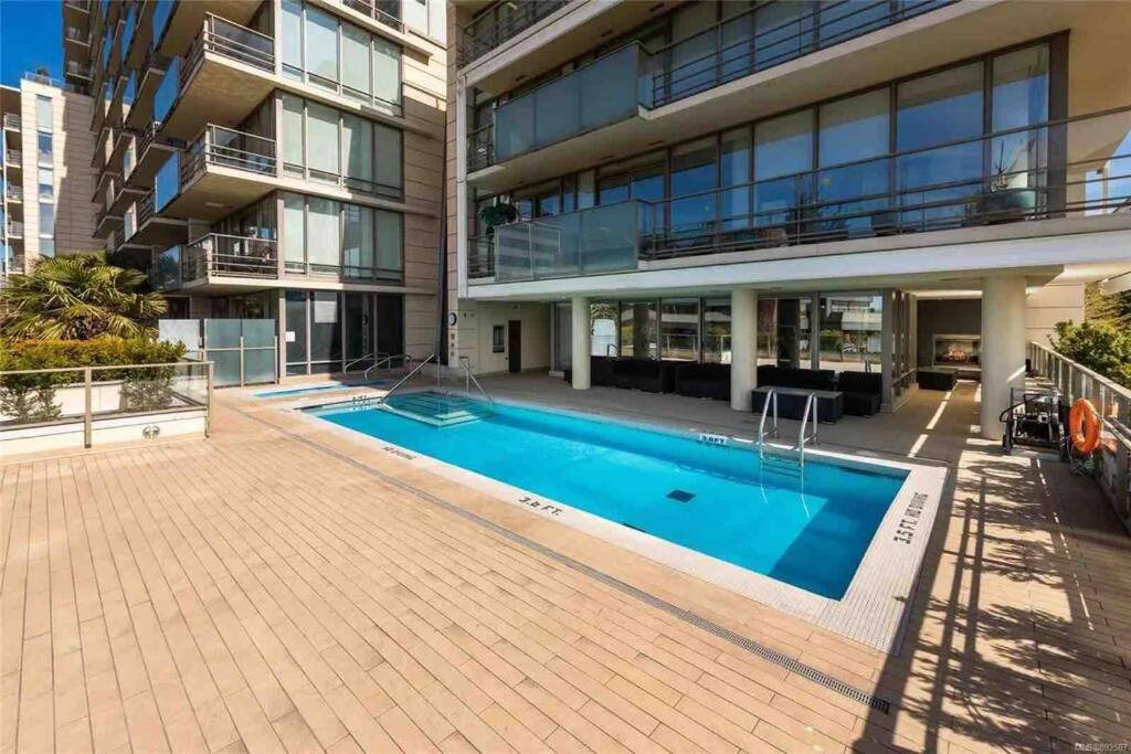 Spacious Downtown 2 Bedroom Condo With Pool And Air Conditioning Victoria Exterior photo
