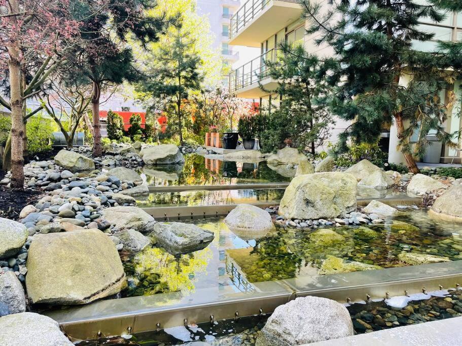 Spacious Downtown 2 Bedroom Condo With Pool And Air Conditioning Victoria Exterior photo