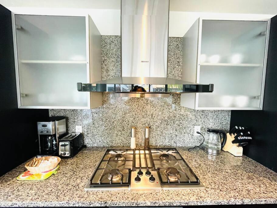 Spacious Downtown 2 Bedroom Condo With Pool And Air Conditioning Victoria Exterior photo