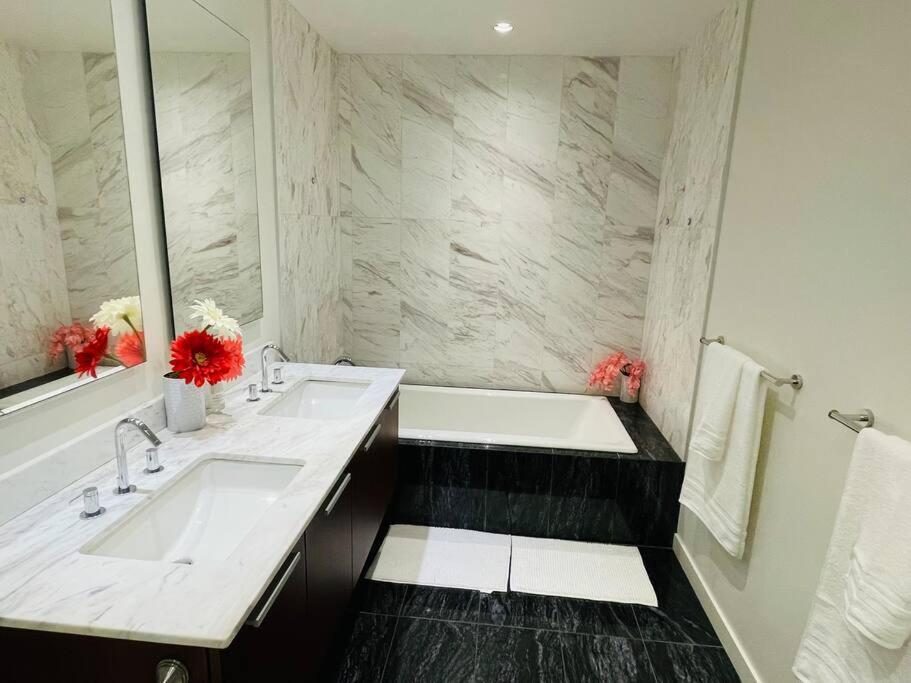 Spacious Downtown 2 Bedroom Condo With Pool And Air Conditioning Victoria Exterior photo