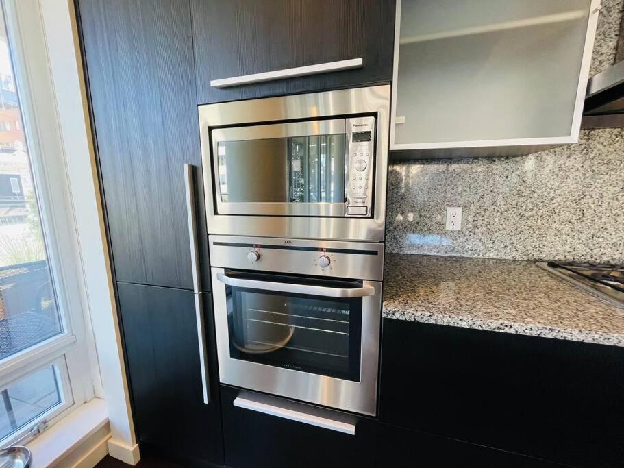 Spacious Downtown 2 Bedroom Condo With Pool And Air Conditioning Victoria Exterior photo