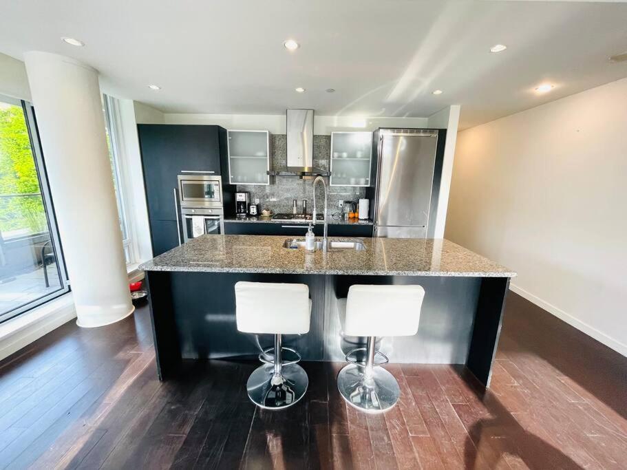 Spacious Downtown 2 Bedroom Condo With Pool And Air Conditioning Victoria Exterior photo